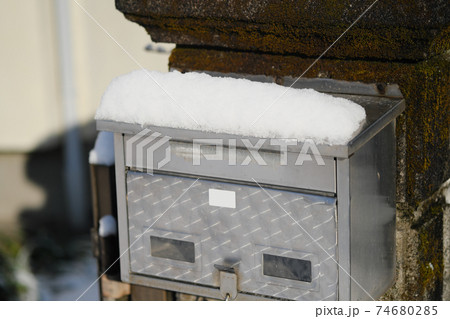 雪が積もる民家のポスト 雪が積もる民家のポスト 74680285