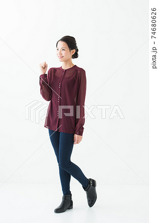 20代女性の秋ファッション 74680626