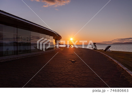 島根県立美術館と宍道湖の夕日 74680663
