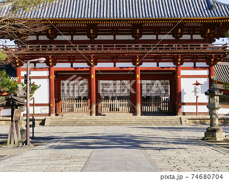 東大寺大仏殿の中門 74680704