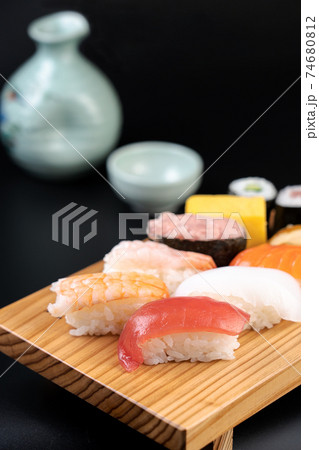 スーパーのお寿司とお酒 スーパーのお寿司とお酒 74680812