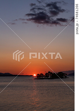 日本の夕日百選　宍道湖の夕日　島根県松江市 74681266