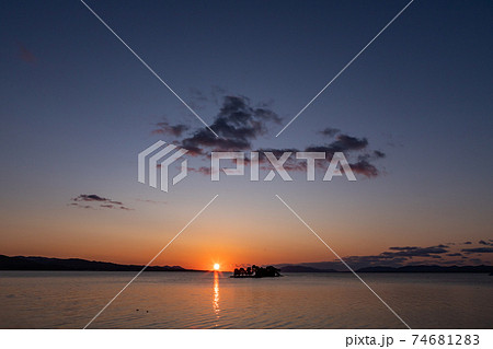 日本の夕日百選　宍道湖の夕日　島根県松江市 74681283