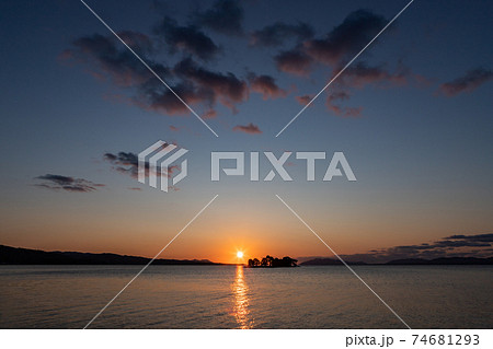 日本の夕日百選　宍道湖の夕日　島根県松江市 74681293