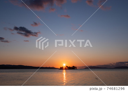 日本の夕日百選　宍道湖の夕日　島根県松江市 74681296