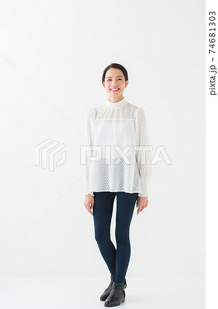 20代　女性　全身　白背景 74681303