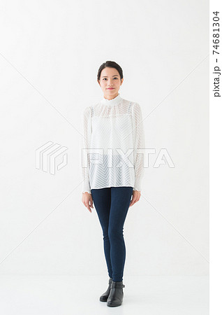 20代 女性 全身 白背景 20代 女性 全身 白背景 74681304