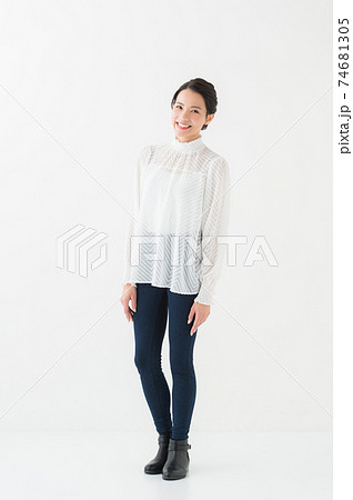 20代 女性 全身 白背景 20代 女性 全身 白背景 74681305