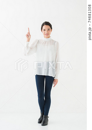 20代　女性　全身　白背景 74681308