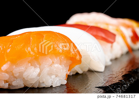 スーパーで買ってきたお寿司 74681317