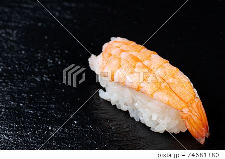 スーパーで買ってきたエビのお寿司 一貫の写真素材