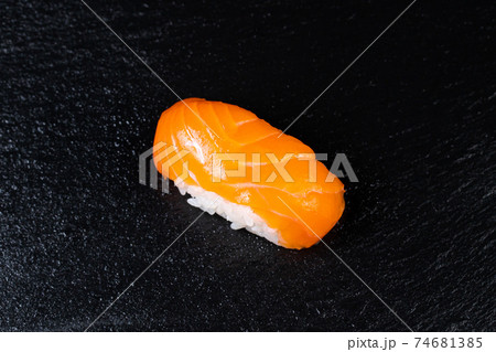 スーパーで買ってきたサーモンのお寿司 一貫の写真素材
