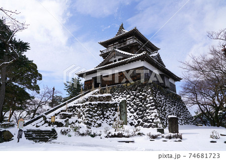 丸岡城　霞ヶ城　国の重要文化財　雪景色 74681723