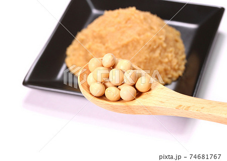 皿に盛った味噌と大豆 皿に盛った味噌と大豆 74681767