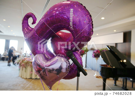 パーティー会場に飾られたピンクと紫色のバルーン パーティー会場に飾られたピンクと紫色のバルーン 74682028