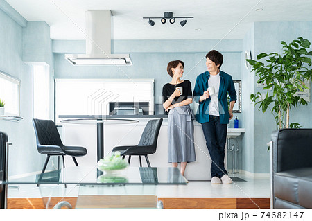 夫婦　家族　ファミリー　カップル　仲良し　リビング　ライフスタイル 74682147