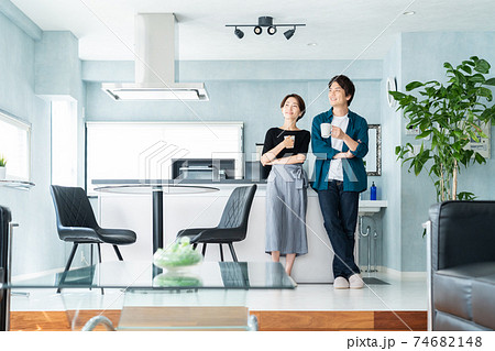 夫婦　家族　ファミリー　カップル　仲良し　リビング　ライフスタイル 74682148