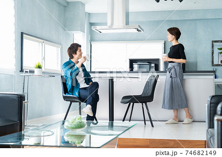 夫婦　家族　ファミリー　カップル　仲良し　リビング　ライフスタイル 74682149