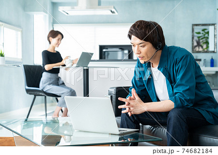 夫婦　カップル　リビング　テレワーク　リモートワーク 74682184