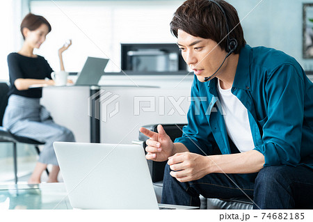 夫婦 カップル リビング テレワーク リモートワーク 夫婦 カップル リビング テレワーク リモートワーク 74682185