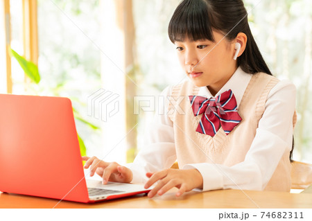 リビングでオンライン学習をする中学生の女の子 リビングでオンライン学習をする中学生の女の子 74682311