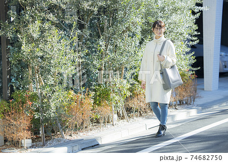 コートの女性  74682750