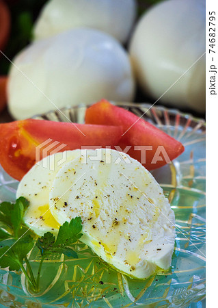 モッツァレラチーズをたべる2 74682795