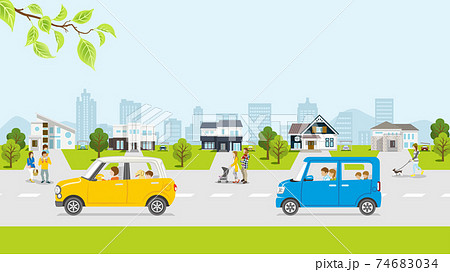 春の住宅街　新緑　車、人物つき 74683034