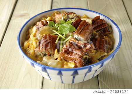 鰻の蒲焼きを卵でとじたうな玉丼 74683174