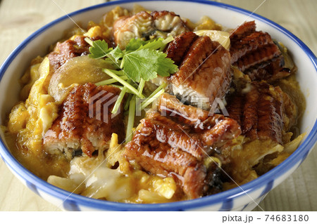 鰻の蒲焼きを卵でとじたうな玉丼 鰻の蒲焼きを卵でとじたうな玉丼 74683180