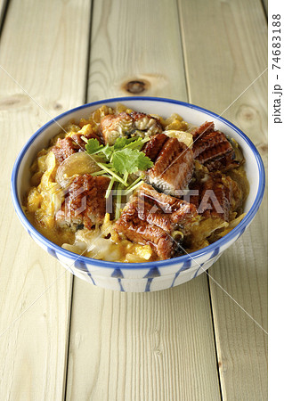 鰻の蒲焼きを卵でとじたうな玉丼 74683188