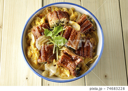 鰻の蒲焼きを卵でとじたうな玉丼（俯瞰） 74683228