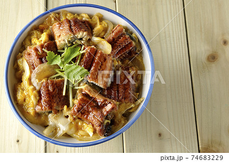 鰻の蒲焼きを卵でとじたうな玉丼（俯瞰） 74683229
