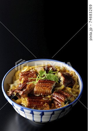 鰻の蒲焼きを卵でとじたうな玉丼を黒背景で撮影 74683269