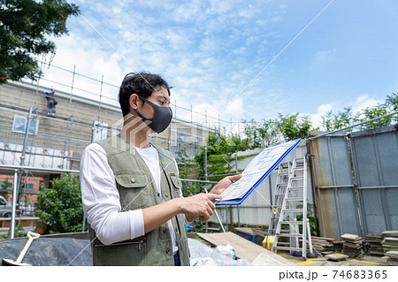 建設現場で働く男性作業員 建設現場で働く男性作業員 74683365