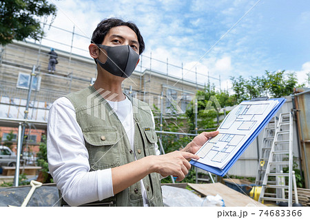 建設現場で働く男性作業員 建設現場で働く男性作業員 74683366