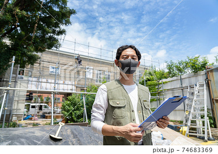 建設現場で働く男性作業員 建設現場で働く男性作業員 74683369