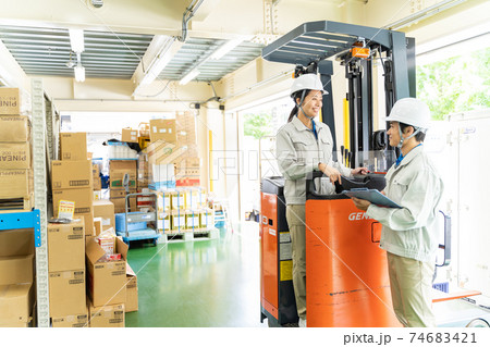 倉庫でフォークリフトを運転する女性作業員 倉庫でフォークリフトを運転する女性作業員 74683421