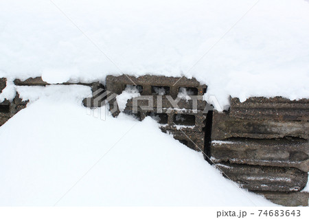 コンクリートプロックに積もった雪の写真素材