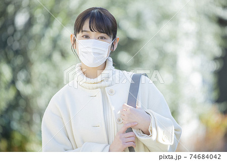 コートの女性 　マスク 74684042