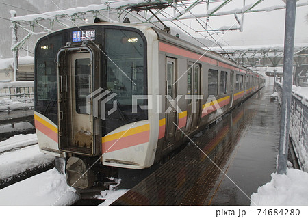 冬の土樽駅に停車中の上越線E129系 74684280