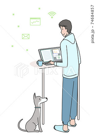 健康のために立ってテレワークをする若い男性 健康のために立ってテレワークをする若い男性 74684857