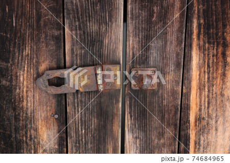 木製の扉と古びた掛け金 木製の扉と古びた掛け金 74684965