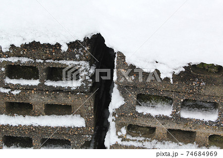 コンクリートブロックに降り積もった雪 74684969