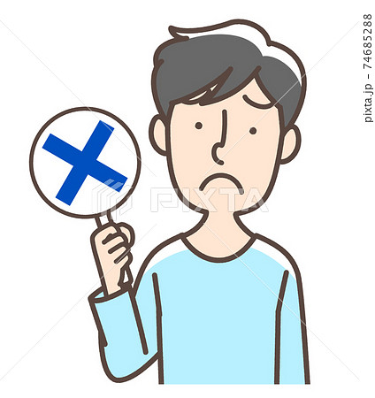 バツ印を掲げる男性 74685288