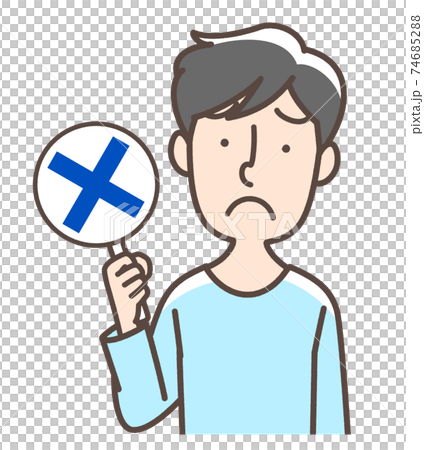 バツ印を掲げる男性 74685288