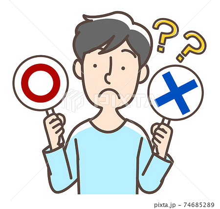 まるばつ札で悩む男性 74685289