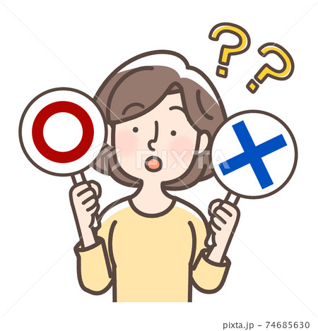 まるばつ札で悩む女性 まるばつ札で悩む女性 74685630