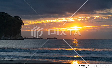 竜宮岬 岩間海岸 朝焼け 竜宮岬 岩間海岸 朝焼け 74686233