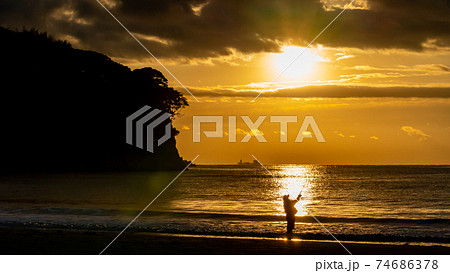 竜宮岬　岩間海岸　朝焼け　朝マズメ　釣り人 74686378